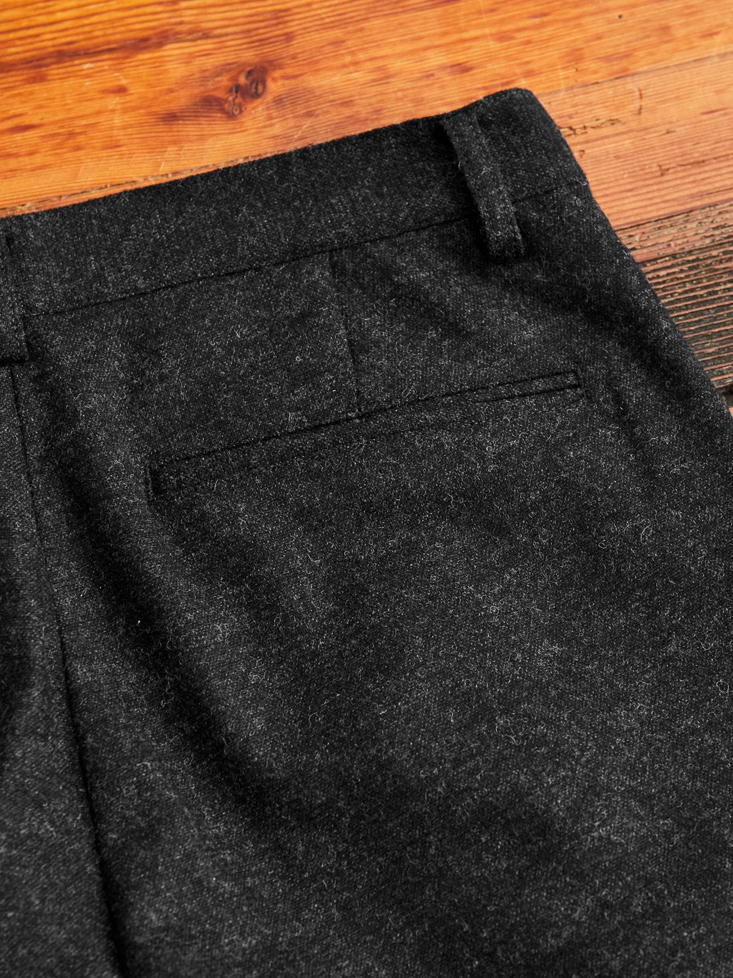 1-Pleat Wool Cashmere Trouser in Charcoal